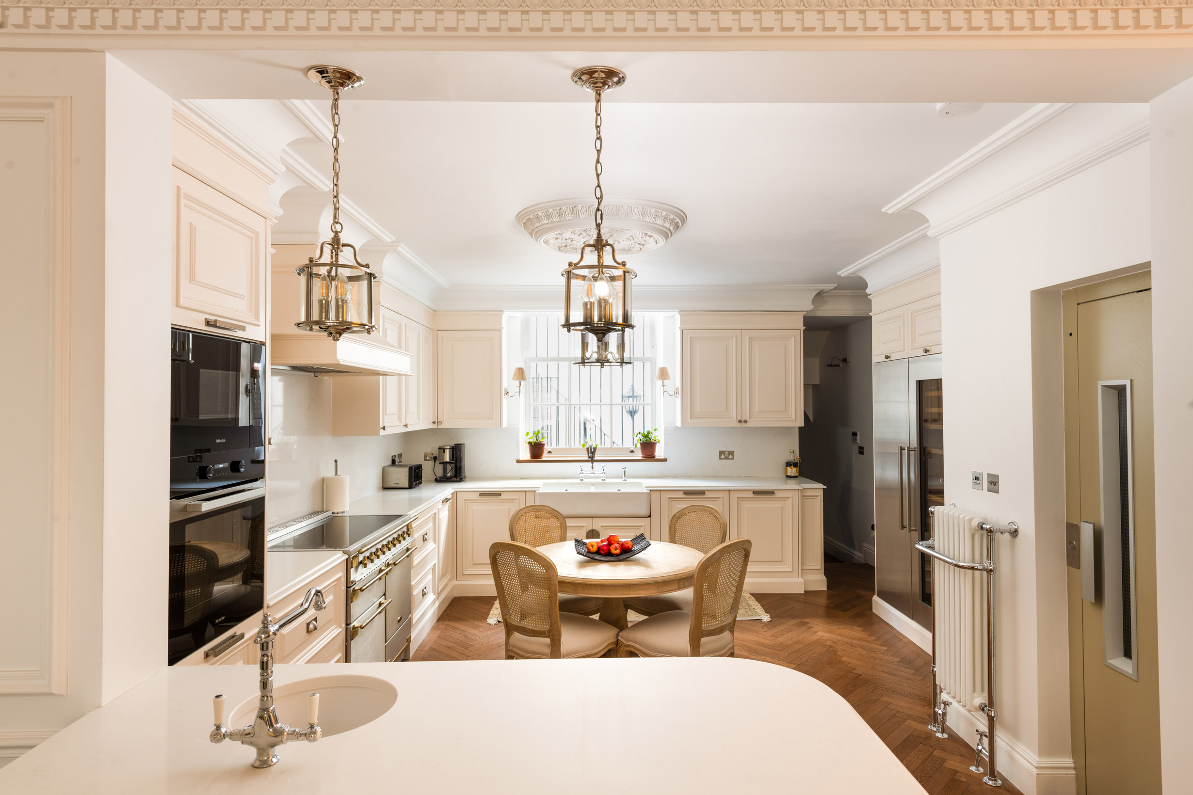 Traditional lay on moulded panelled door shaker kitchen kensington handmade kitchen company 2 2